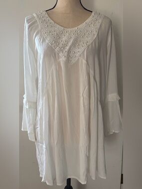 Calstyle vintage White Embellished V-Neck crinkled Tunic top